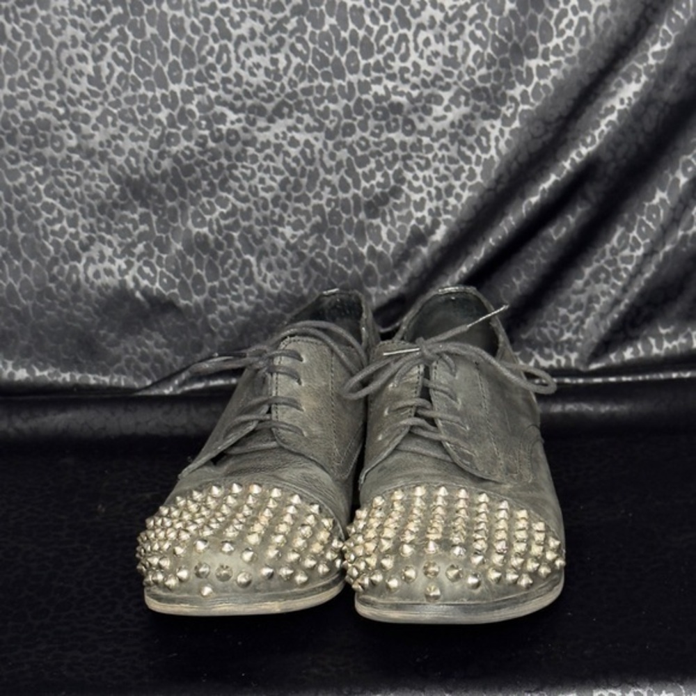 Steve Madden Texass Leather Womens Shoes Size 7.5M Studded Detail